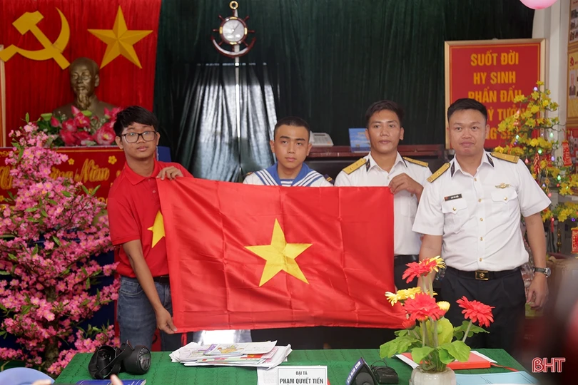 Đoàn công tác Vùng 2 Hải quân chúc tết nhà giàn DK1/10