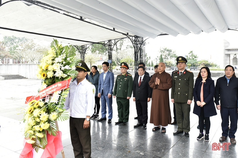 Đoàn cán bộ Hà Tĩnh dâng hương tại nghĩa trang liệt sỹ Trường Sơn, Đường 9 nhân dịp tết Quý Mão 2023