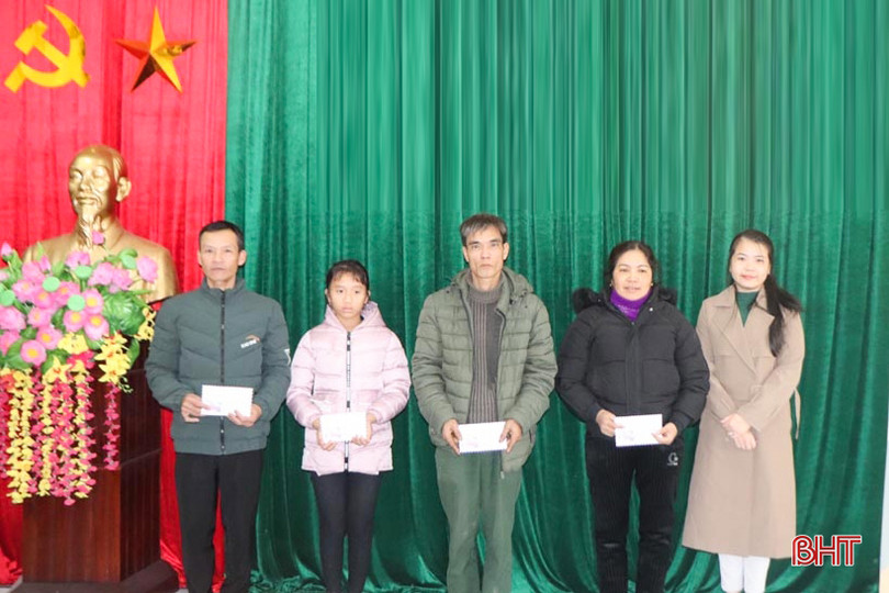 Trao 100 suất quà cho học sinh nghèo, hoàn cảnh khó khăn ở Hương Sơn