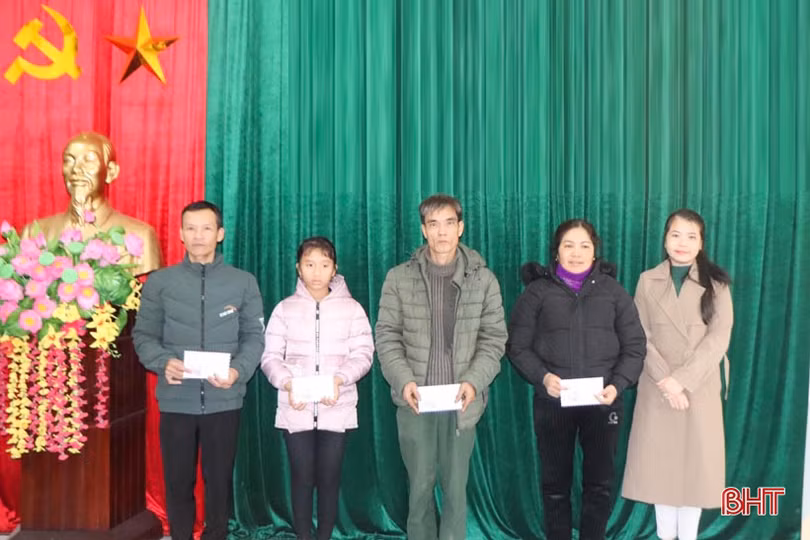 Trao 100 suất quà cho học sinh nghèo, hoàn cảnh khó khăn ở Hương Sơn