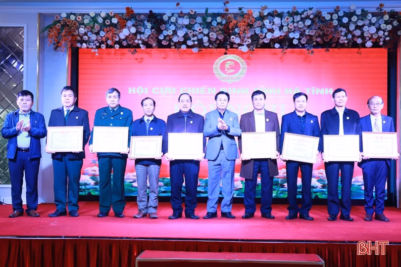 Phát huy truyền thống Bộ đội Cụ Hồ, gương mẫu đi đầu trong các phong trào thi đua