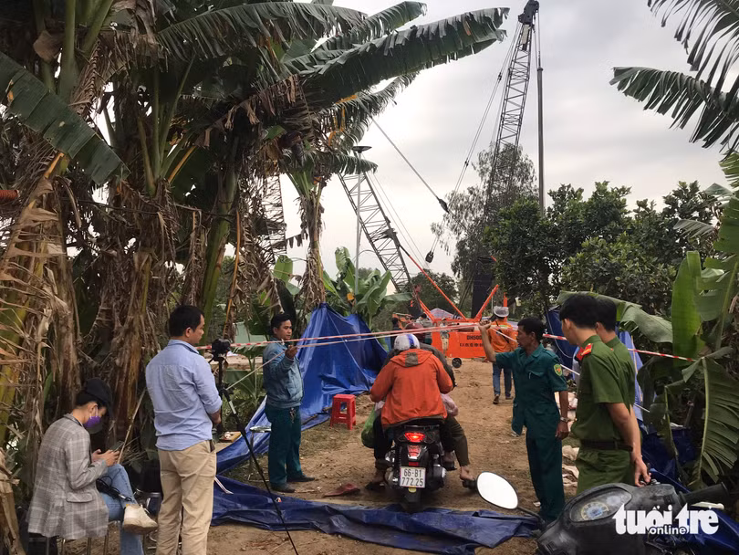 Dừng tìm kiếm, chờ thêm máy móc để giải cứu bé trai rơi xuống trụ bê tông sâu 35m