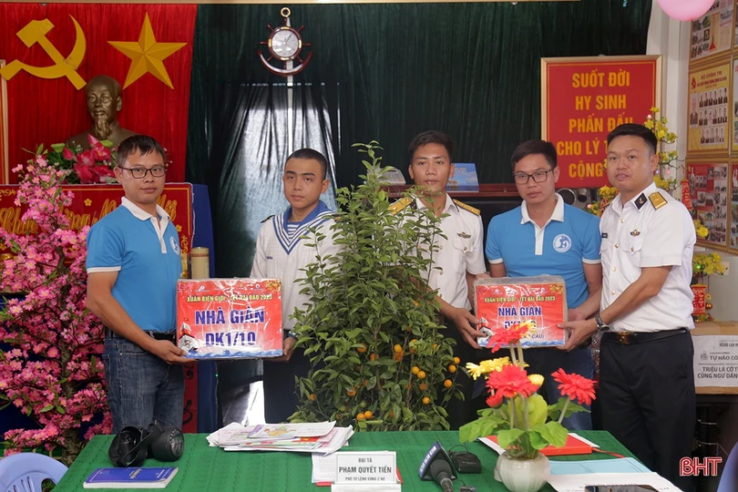 Đoàn công tác Vùng 2 Hải quân chúc tết nhà giàn DK1/10