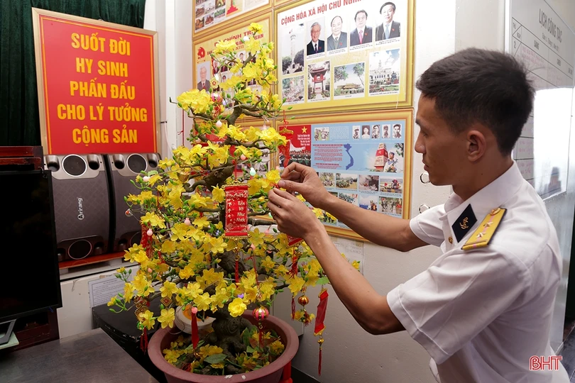 Đoàn công tác Vùng 2 Hải quân chúc tết nhà giàn DK1/10