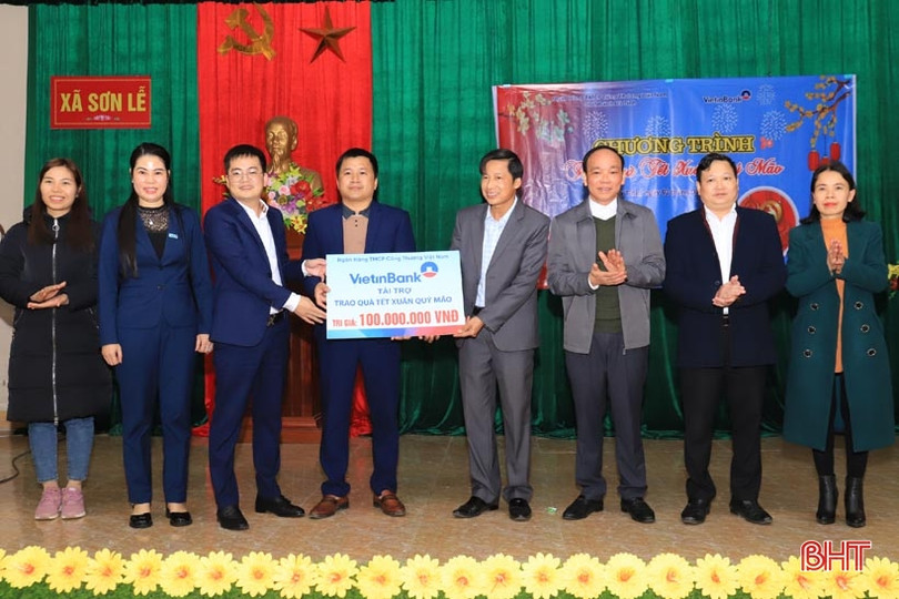 VietinBank Hà Tĩnh trao quà tết trị giá 100 triệu đồng hỗ trợ hộ nghèo Hương Sơn