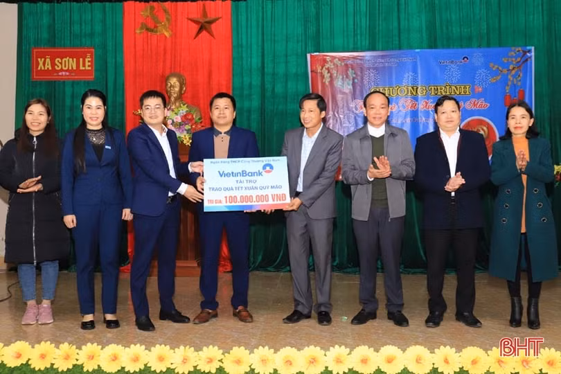 VietinBank Hà Tĩnh trao quà tết trị giá 100 triệu đồng hỗ trợ hộ nghèo Hương Sơn