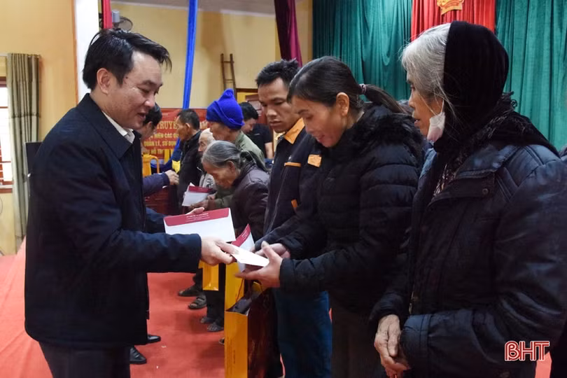 Bàn giao nhà tình nghĩa, tặng quà tết cho người nghèo TP Hà Tĩnh