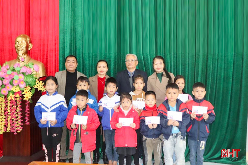 Trao 100 suất quà cho học sinh nghèo, hoàn cảnh khó khăn ở Hương Sơn