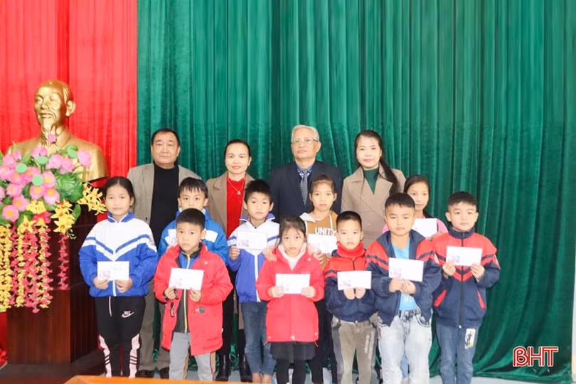 Trao 100 suất quà cho học sinh nghèo, hoàn cảnh khó khăn ở Hương Sơn