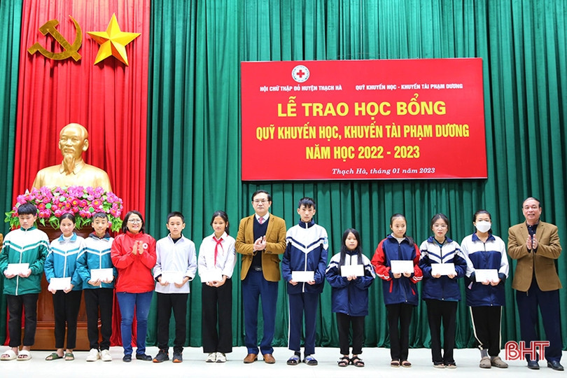 Trao học bổng, khuyến tài cho học sinh có hoàn cảnh khó khăn ở Thạch Hà