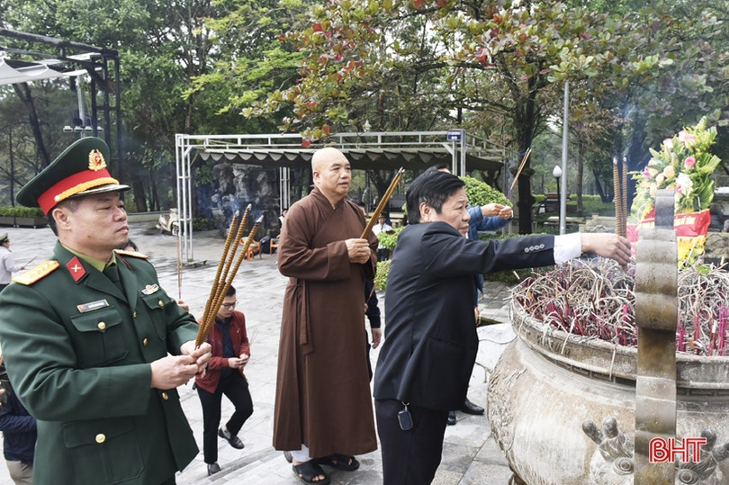 Đoàn cán bộ Hà Tĩnh dâng hương tại nghĩa trang liệt sỹ Trường Sơn, Đường 9 nhân dịp tết Quý Mão 2023