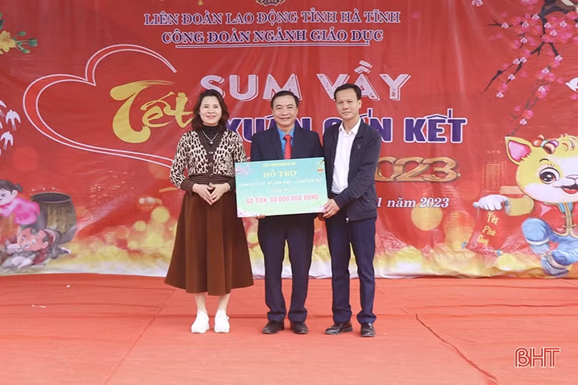 “Tết sum vầy - Xuân gắn kết” trao tặng gần 500 phần quà đến giáo viên, học sinh Hà Tĩnh