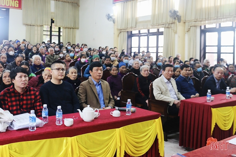 Tạp chí Nhà đầu tư và Quỹ Thiện Tâm - Tập đoàn Vingroup trao 300 suất quà cho người dân Thạch Hà