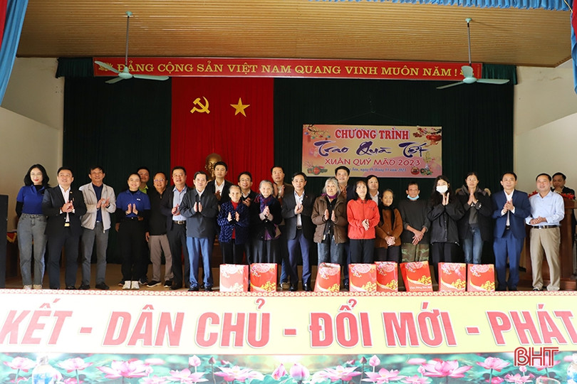 400 suất quà tết đến với gia đình khó khăn ở Hà Tĩnh