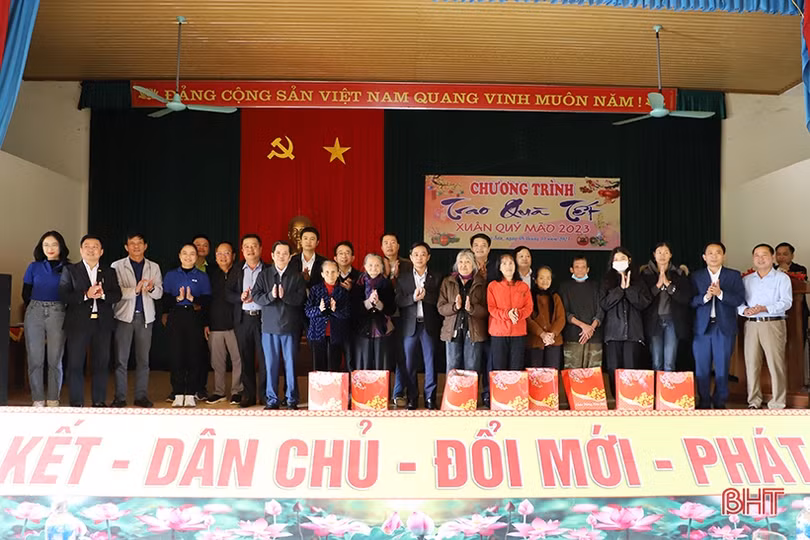 400 suất quà tết đến với gia đình khó khăn ở Hà Tĩnh