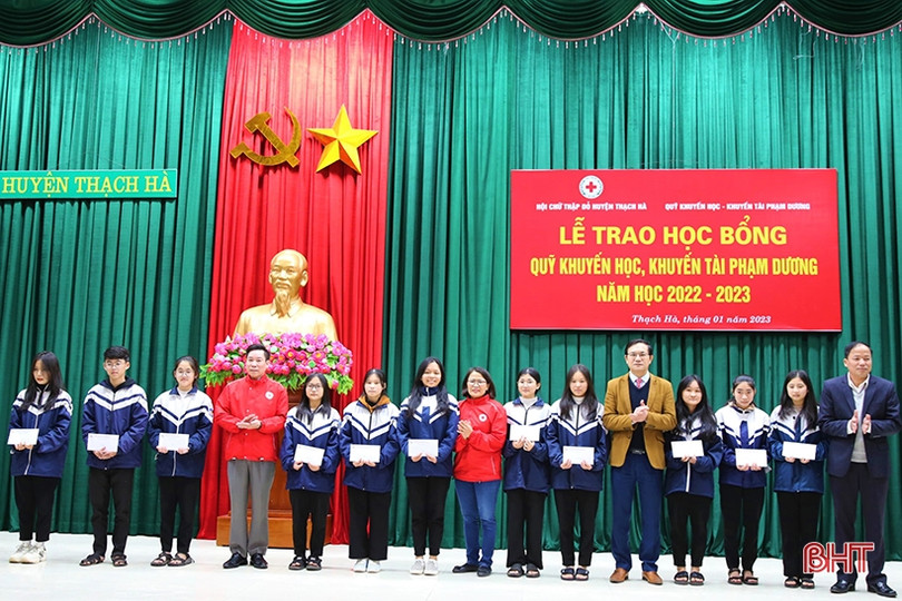 Trao học bổng, khuyến tài cho học sinh có hoàn cảnh khó khăn ở Thạch Hà