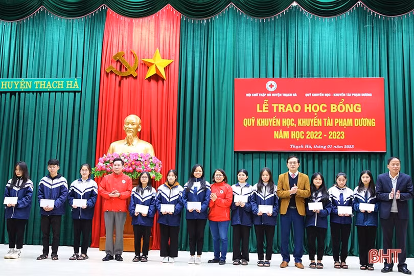 Trao học bổng, khuyến tài cho học sinh có hoàn cảnh khó khăn ở Thạch Hà