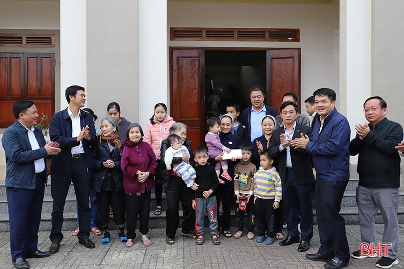 Nhiều phần quà tết đến với người nghèo, hộ khó khăn huyện Hương Khê