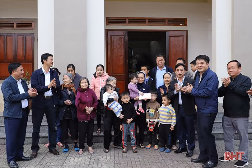 Nhiều phần quà tết đến với người nghèo, hộ khó khăn huyện Hương Khê