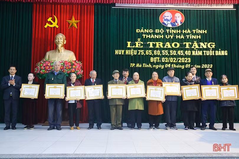 Trao Huy hiệu Đảng cho 125 đảng viên ở TP Hà Tĩnh