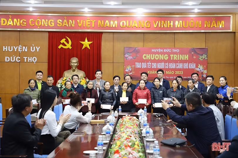 400 suất quà tết đến với gia đình khó khăn ở Hà Tĩnh