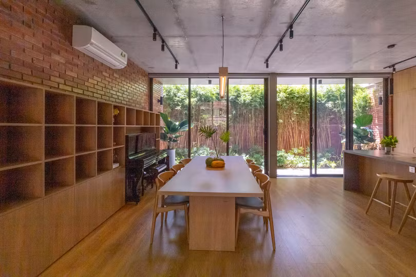 Nhà gạch đỏ với ba lớp cây xanh