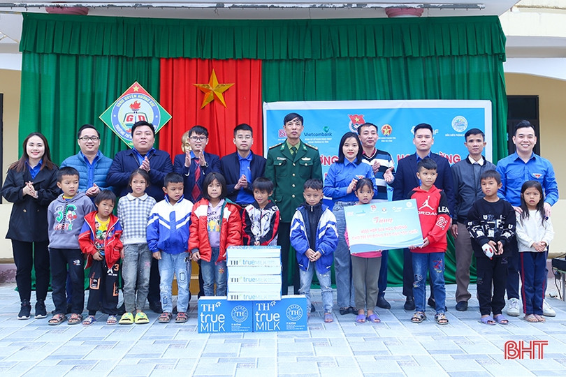 Tặng 4.000 hộp sữa cho học sinh dân tộc Chứt