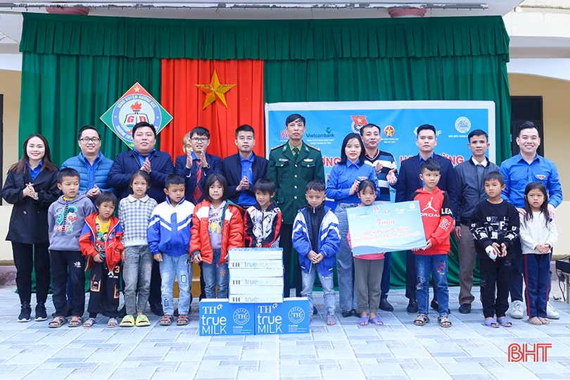 Tặng 4.000 hộp sữa cho học sinh dân tộc Chứt