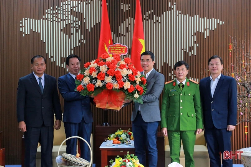 Công an tỉnh Khăm Muồn chúc tết cán bộ, chiến sỹ Công an, BĐBP Hà Tĩnh