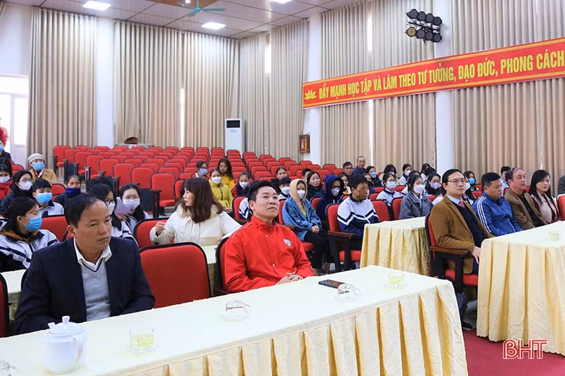 Trao học bổng, khuyến tài cho học sinh có hoàn cảnh khó khăn ở Thạch Hà