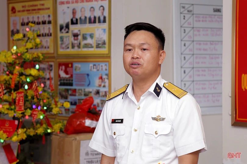 Đoàn công tác Vùng 2 Hải quân chúc tết nhà giàn DK1/10