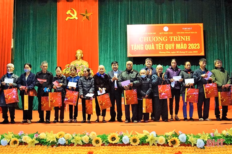 Quỹ Thiện Tâm - Tập đoàn Vingroup tặng 1.000 suất quà tết cho người nghèo Hà Tĩnh