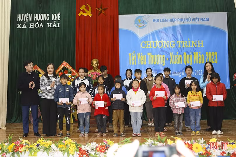 Mang Tết yêu thương” đến người dân và chiến sỹ biên phòng Hà Tĩnh