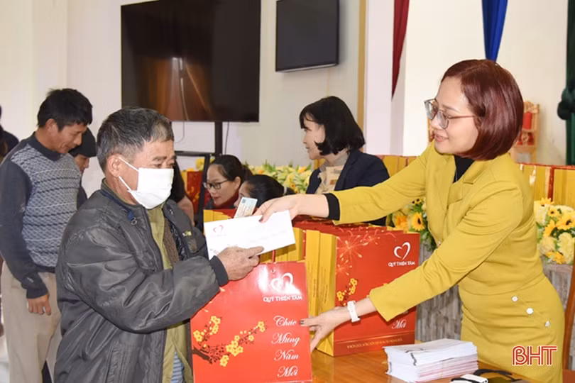 Quỹ Thiện Tâm - Tập đoàn Vingroup tặng 1.000 suất quà tết cho người nghèo Hà Tĩnh