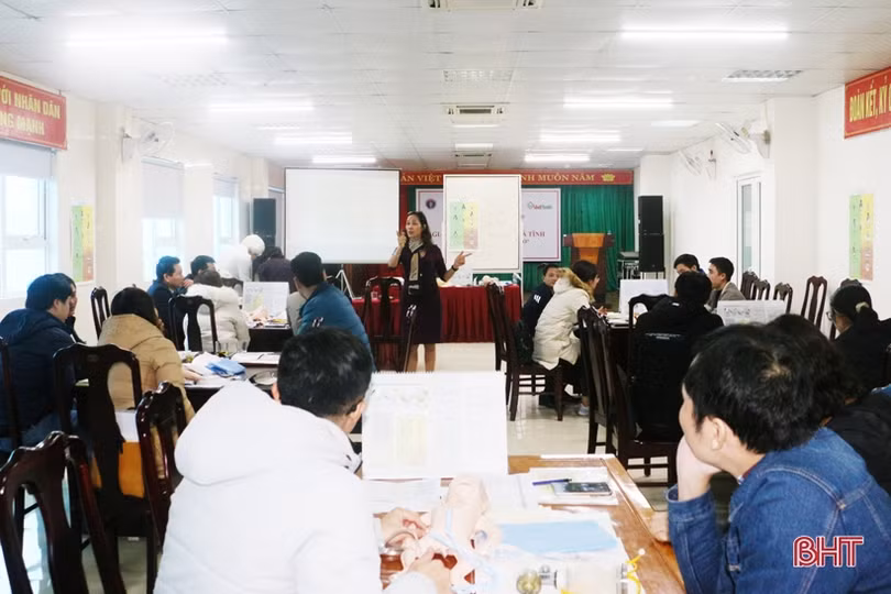Cán bộ y tế Hà Tĩnh được nâng cao kỹ năng hỗ trợ trẻ sơ sinh thở trong “phút vàng” đầu đời