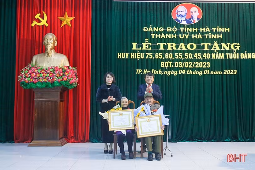 Trao Huy hiệu Đảng cho 125 đảng viên ở TP Hà Tĩnh