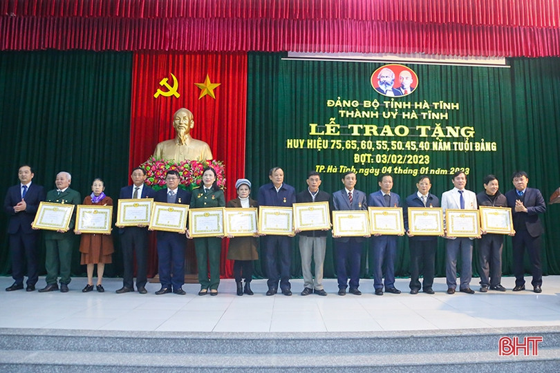 Trao Huy hiệu Đảng cho 125 đảng viên ở TP Hà Tĩnh