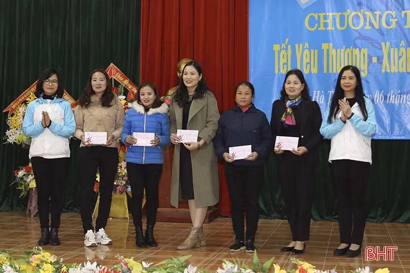 Mang Tết yêu thương” đến người dân và chiến sỹ biên phòng Hà Tĩnh