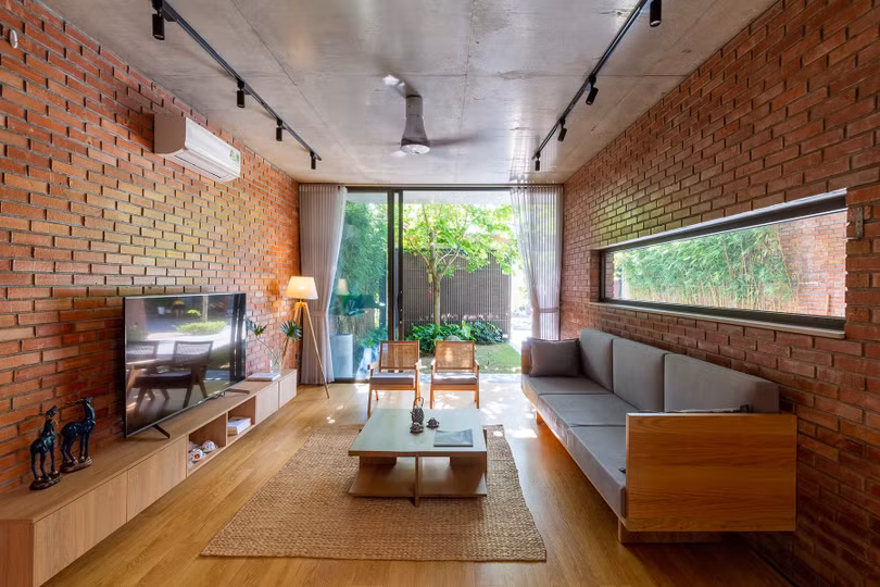 Nhà gạch đỏ với ba lớp cây xanh