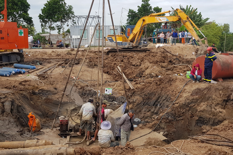 Dừng tìm kiếm, chờ thêm máy móc để giải cứu bé trai rơi xuống trụ bê tông sâu 35m