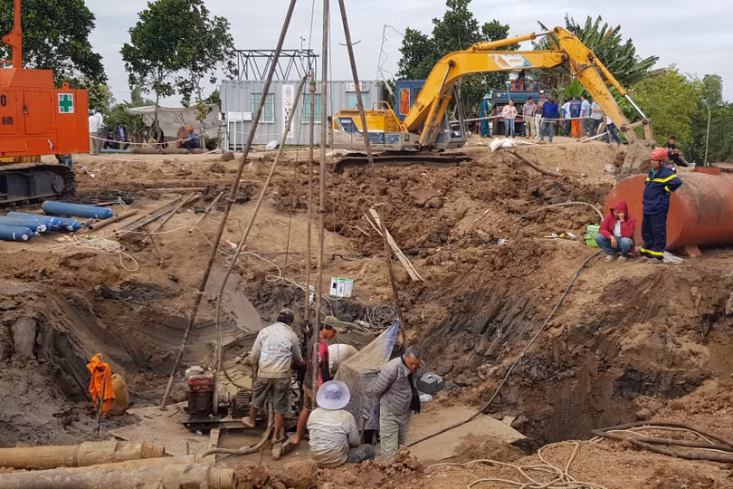 Dừng tìm kiếm, chờ thêm máy móc để giải cứu bé trai rơi xuống trụ bê tông sâu 35m