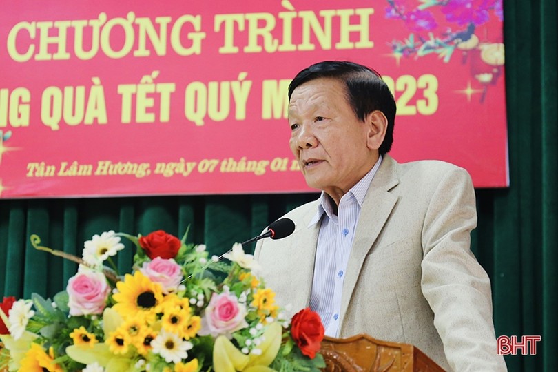 Tạp chí Nhà đầu tư và Quỹ Thiện Tâm - Tập đoàn Vingroup trao 300 suất quà cho người dân Thạch Hà