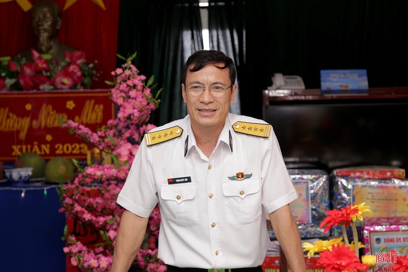 Đoàn công tác Vùng 2 Hải quân chúc tết nhà giàn DK1/10