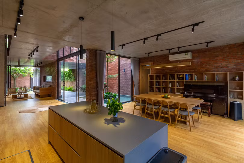 Nhà gạch đỏ với ba lớp cây xanh