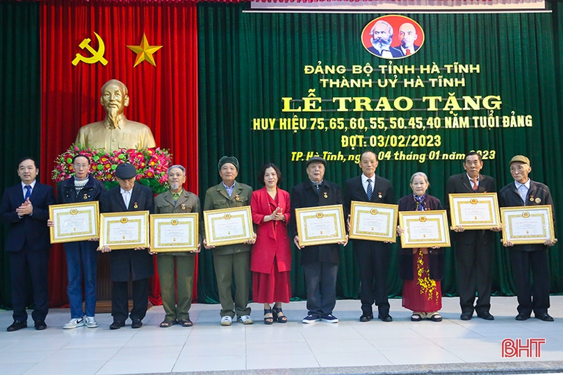 Trao Huy hiệu Đảng cho 125 đảng viên ở TP Hà Tĩnh