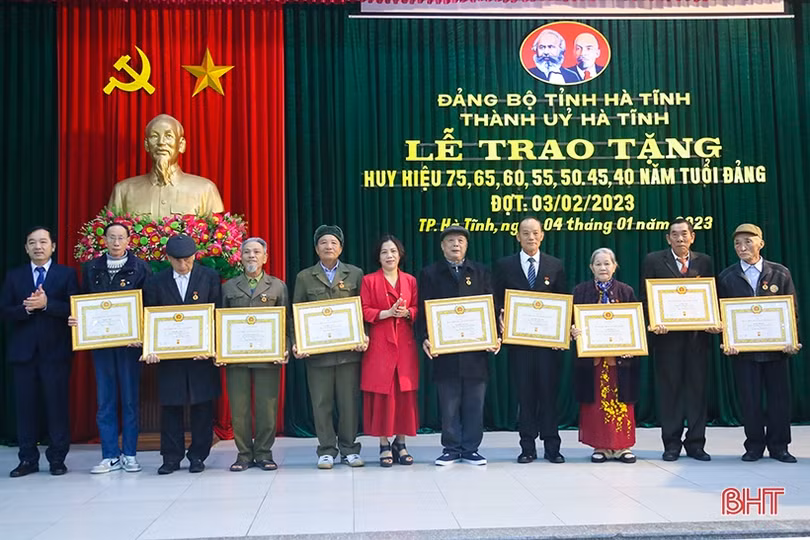 Trao Huy hiệu Đảng cho 125 đảng viên ở TP Hà Tĩnh