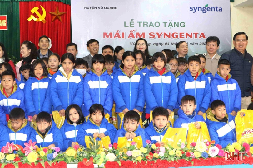 Nhiều phần quà ý nghĩa đến với hoàn cảnh khó khăn ở Vũ Quang