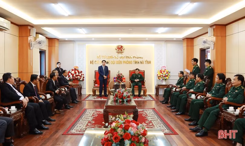 Công an tỉnh Khăm Muồn chúc tết cán bộ, chiến sỹ Công an, BĐBP Hà Tĩnh