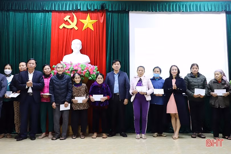 Vietcombank Hà Tĩnh trao tặng 250 suất quà tết