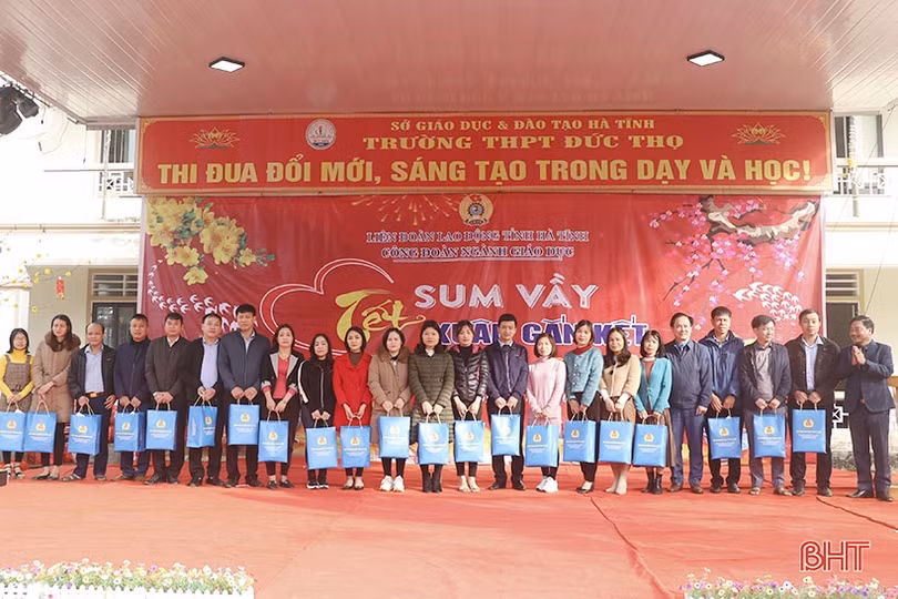 “Tết sum vầy - Xuân gắn kết” trao tặng gần 500 phần quà đến giáo viên, học sinh Hà Tĩnh